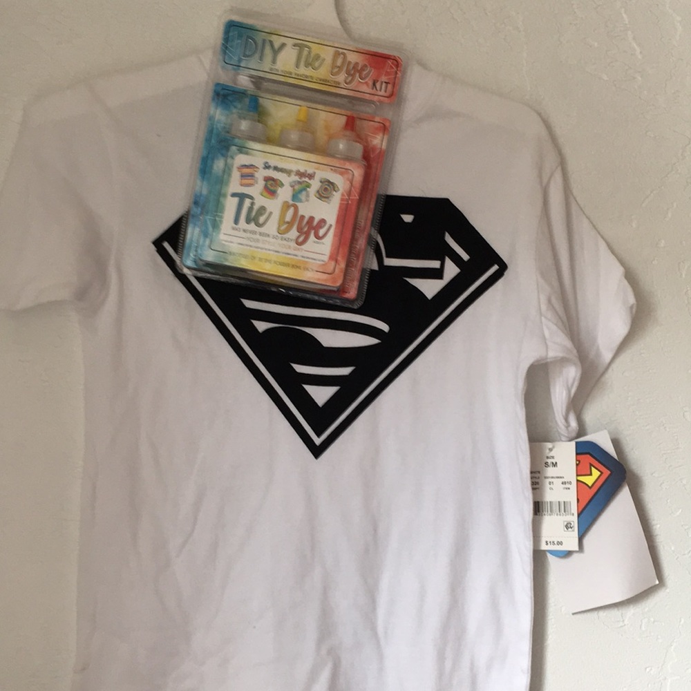 SUPERMAN Tie dye t-shirt kit. Teen size small-medium